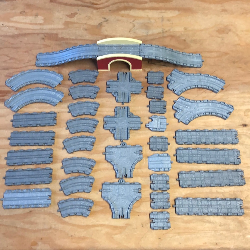 Thomas train track and bridge. 37 piece set